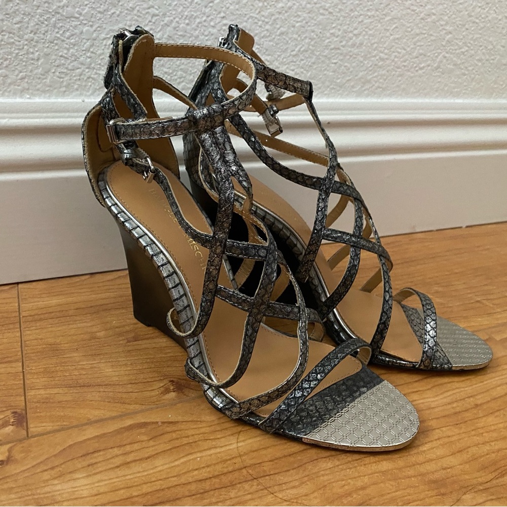 Badgley Mischka Strappy Snake Skin Wedge Sandals with Back Zipper Size 7